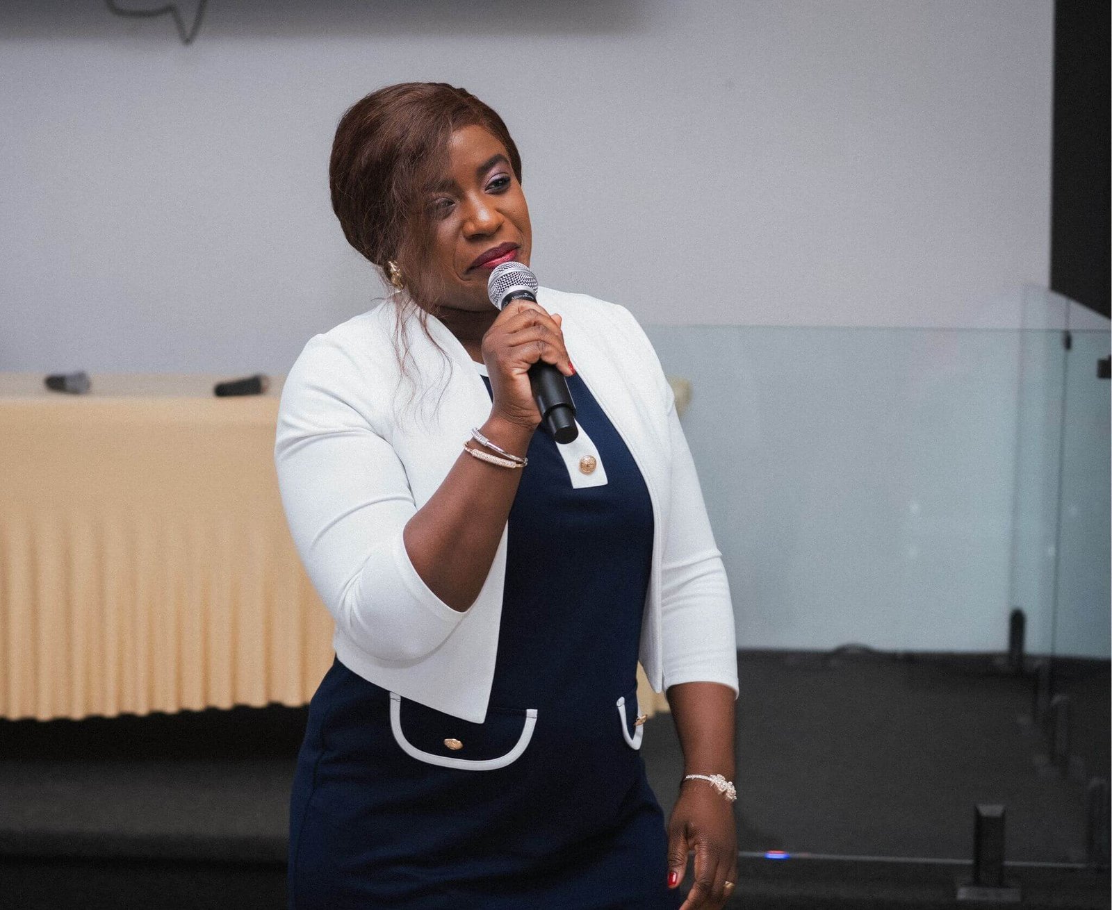 Anaelle Pade prenant la parole au micro